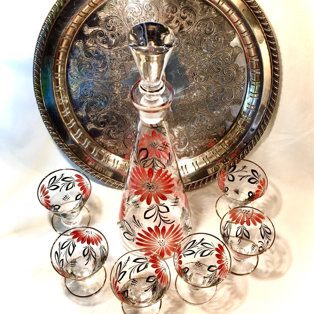 VINTAGE GLASS DECANTER With 6 Cordial Glasses